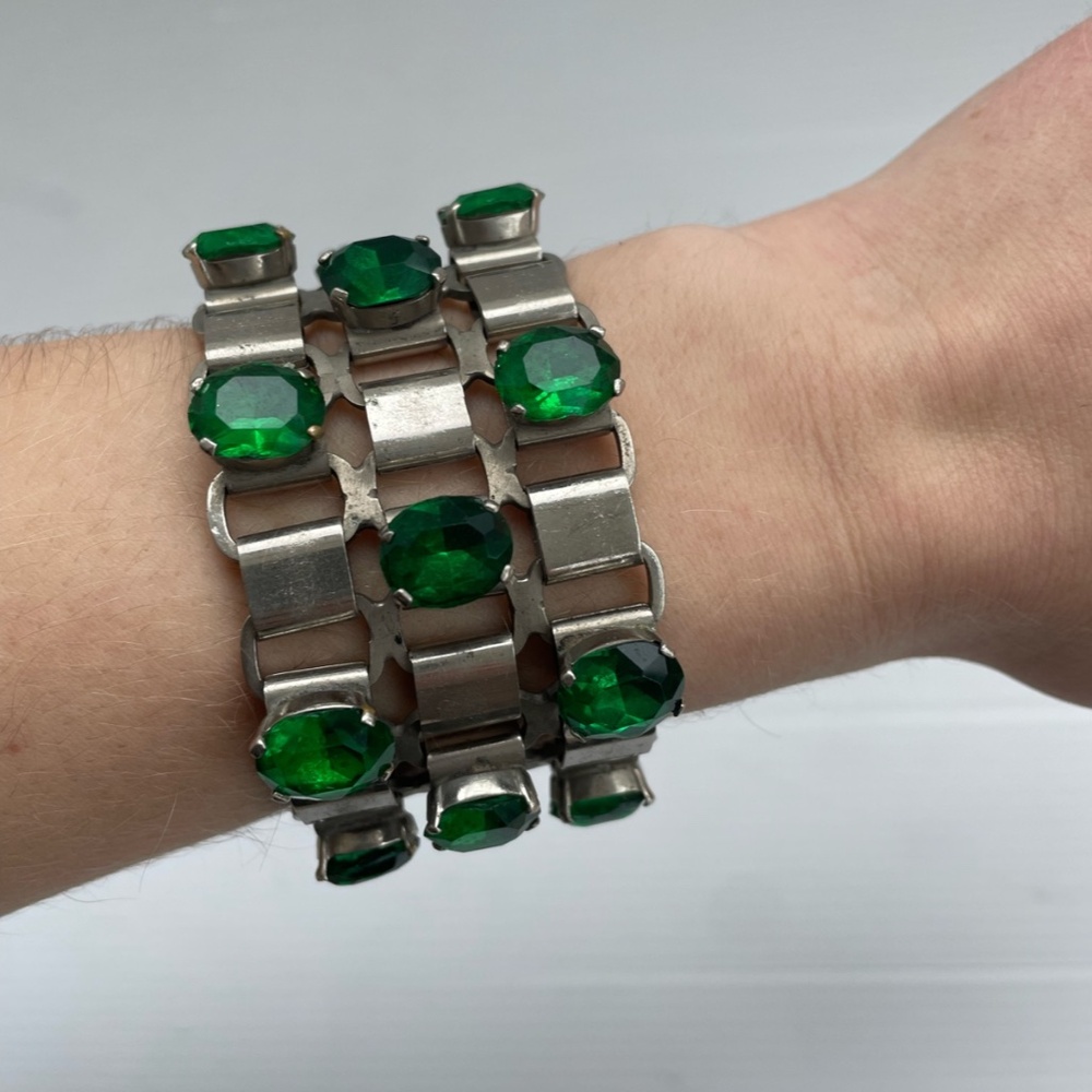 Cool VNTG Silver and Simulated Emerald Green Stone Bracelet